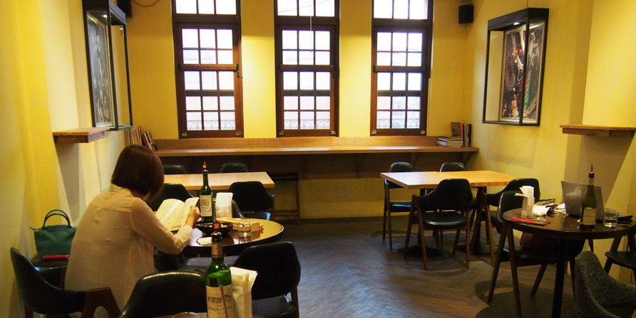 二樓舒適雅致的咖啡用餐區