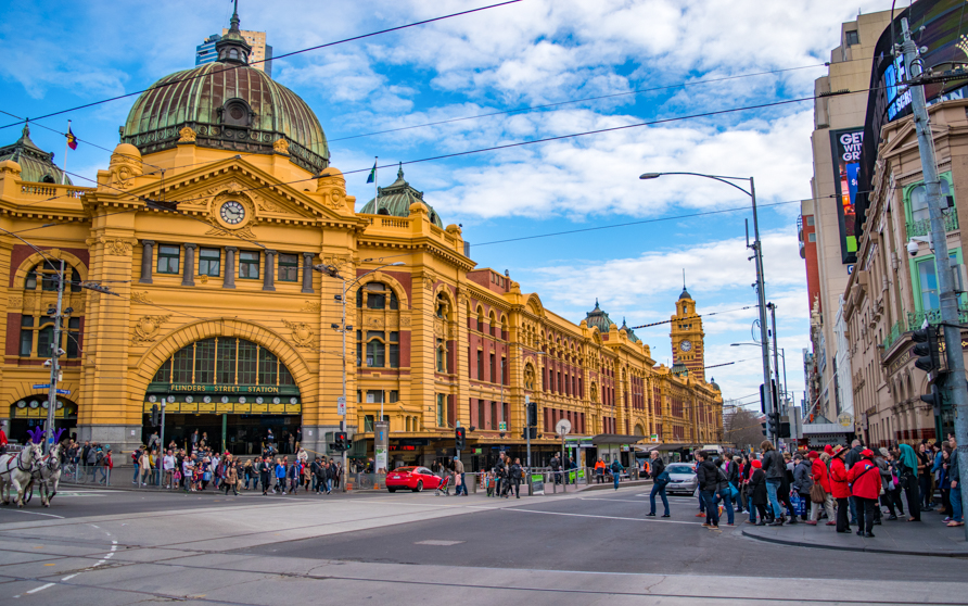 澳洲墨爾本最著名的景點：Flinders Street Railway Station Photo from Dara Meybodi@flickr