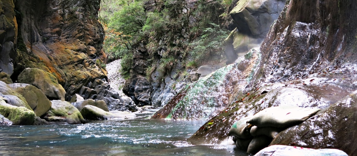 【台東旅遊】2018栗松溫泉：台灣最美的野溪溫泉，白煙氤氳，山谷間藏如翡翠般的靜謐時光。