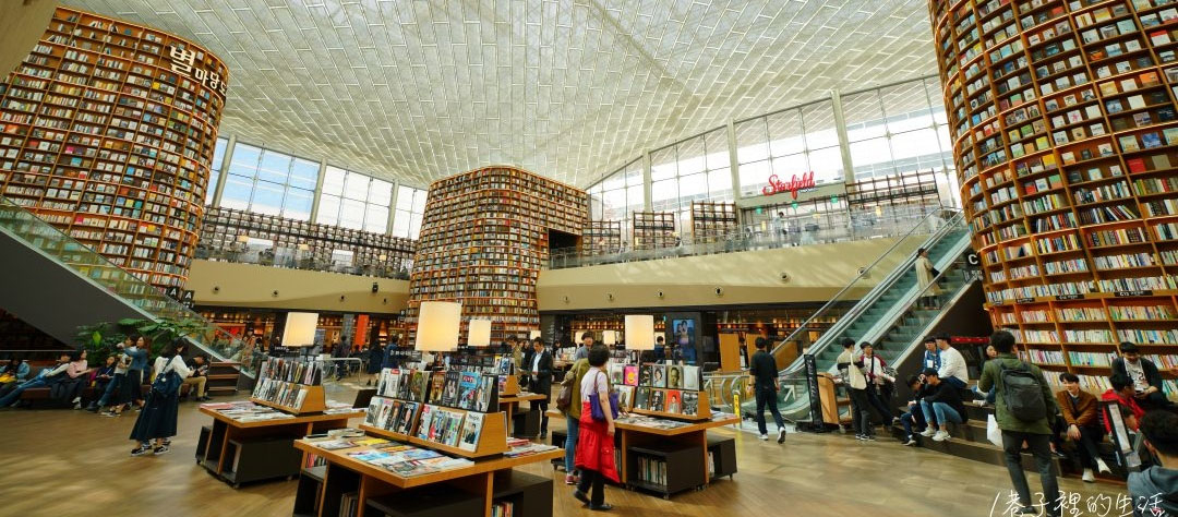 【首爾必拍】星空圖書館的超廣角世界，挑高的開放書櫃超值得來逛