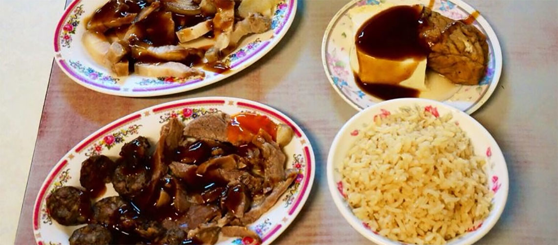 「長春街豬頭飯 」：隱身台南新營市場，連飯都用高湯煮，在地人推薦的古早滋味！