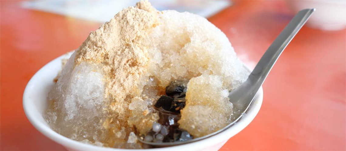 串起三代回憶的台南「六甲媽祖廟前剉冰」，還能加麵茶、楊桃汁一起吃！