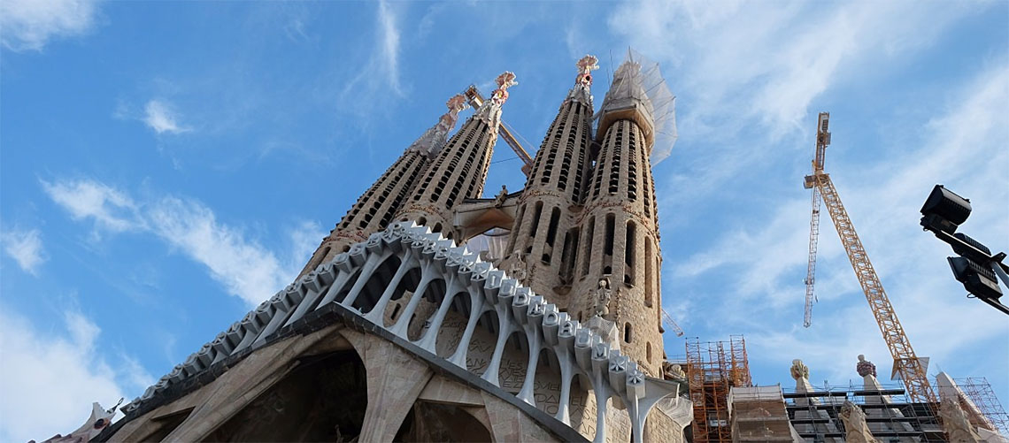 西班牙必逛景點，巴賽隆納聖家堂：不可思議的高第建築之旅