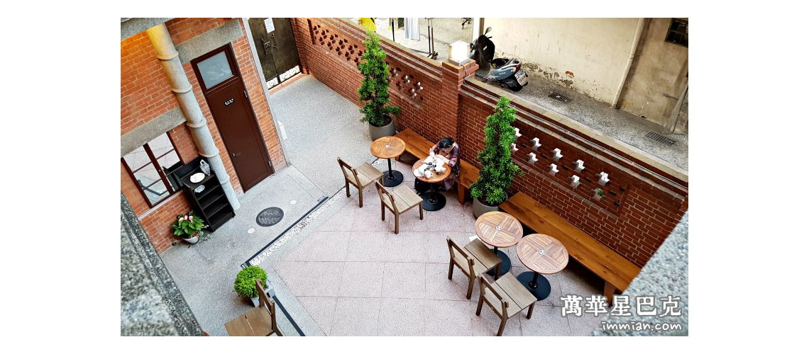 龍山寺旁的「艋舺星巴克」：紅磚、黑瓦，端杯咖啡品味萬華林家古宅的老台灣時光