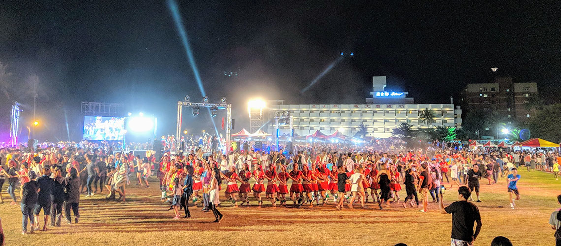 歡迎全世界遊客參加的「花蓮縣原住民族聯合豐年節」，牽起手圍成圈來千人共舞