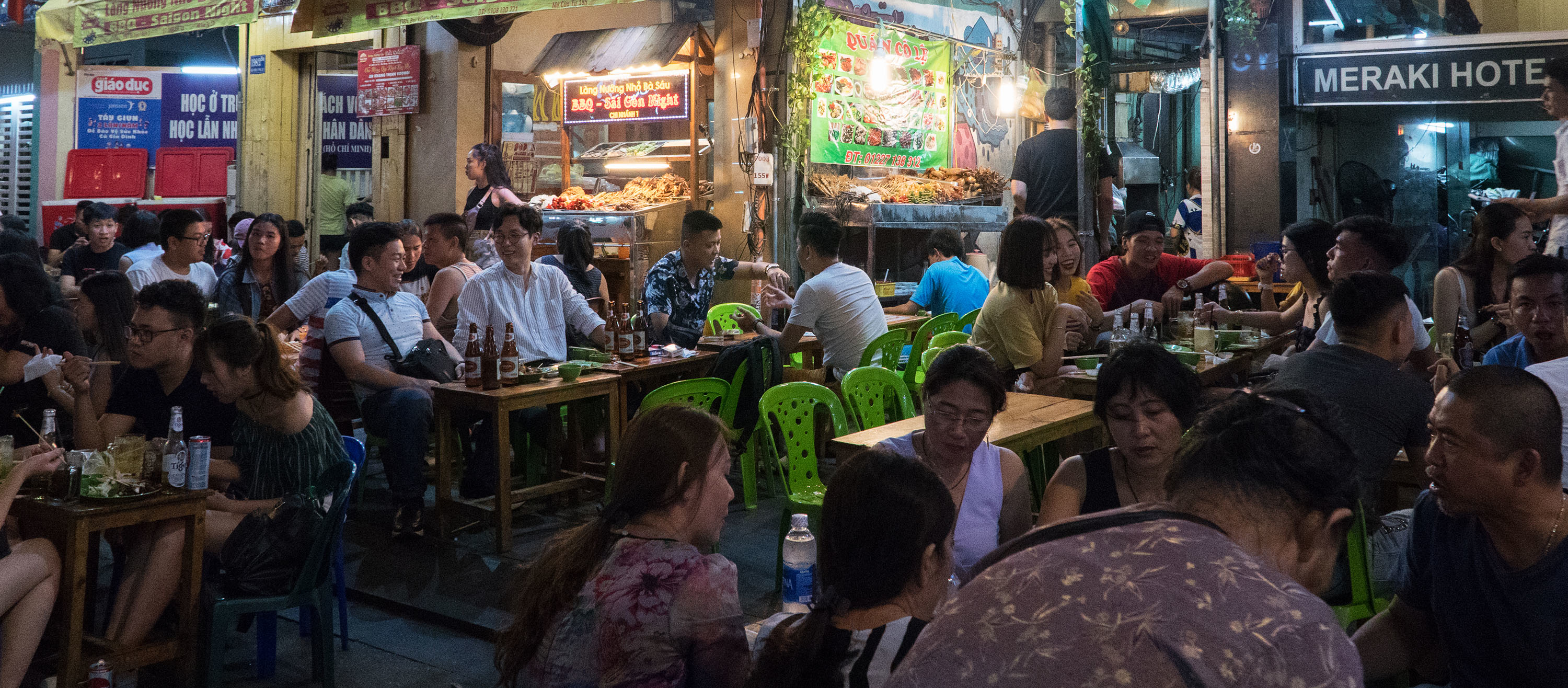 越南胡志明市｜越夜越瘋狂，四處皆酒吧的背包客天堂－－范五老街
