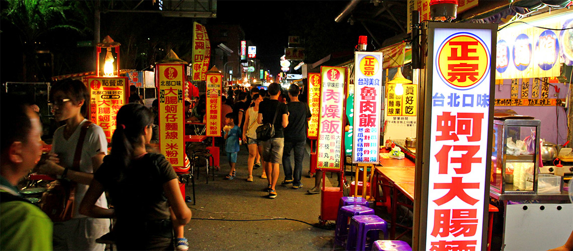 「台東正氣路觀光夜市」：蔬果街搖身一變，夜間嘗鮮遊玩的觀光夜市