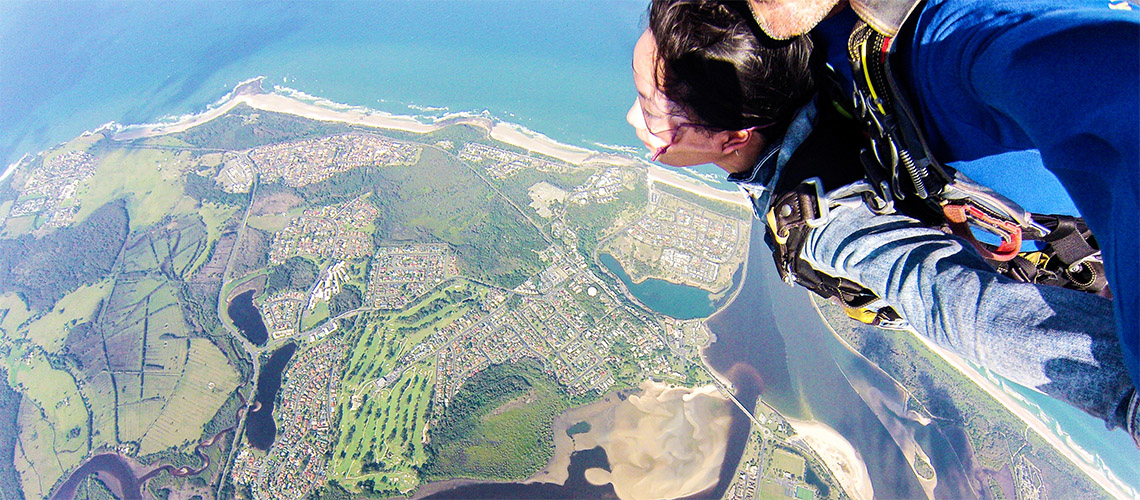 從 14000 英呎高空鳥瞰美麗的澳洲大地：澳洲拜倫灣高空跳傘
