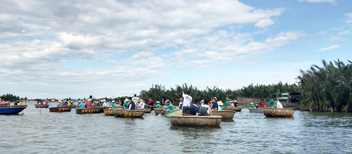 越南會安｜水上的歡樂派對「桶船」，感受如臂使指的操船技術
