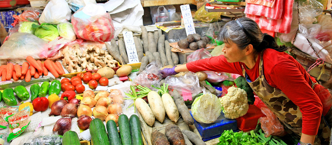 台東市中央市場：各式生鮮、肉品、生活所需甚至美食佳餚，匯聚在這方寸之地