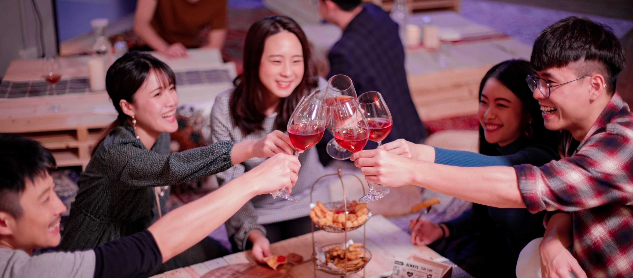 台北東區酒吧｜TripMomentVR 時刻旅行樂園：沉浸式主題體驗，串連 VR、旅行、餐酒與全世界的遊樂園