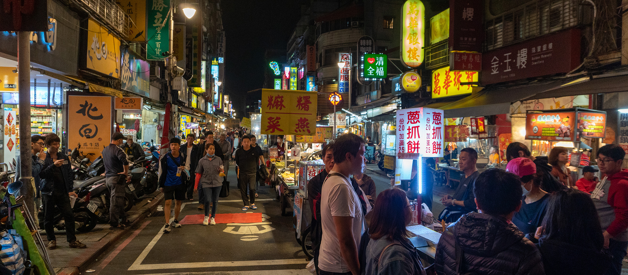 台北・龍山寺｜顛覆味蕾想像的「萬華夜市」，台北超銅板旗魚黑輪、蔥抓餅就在這！