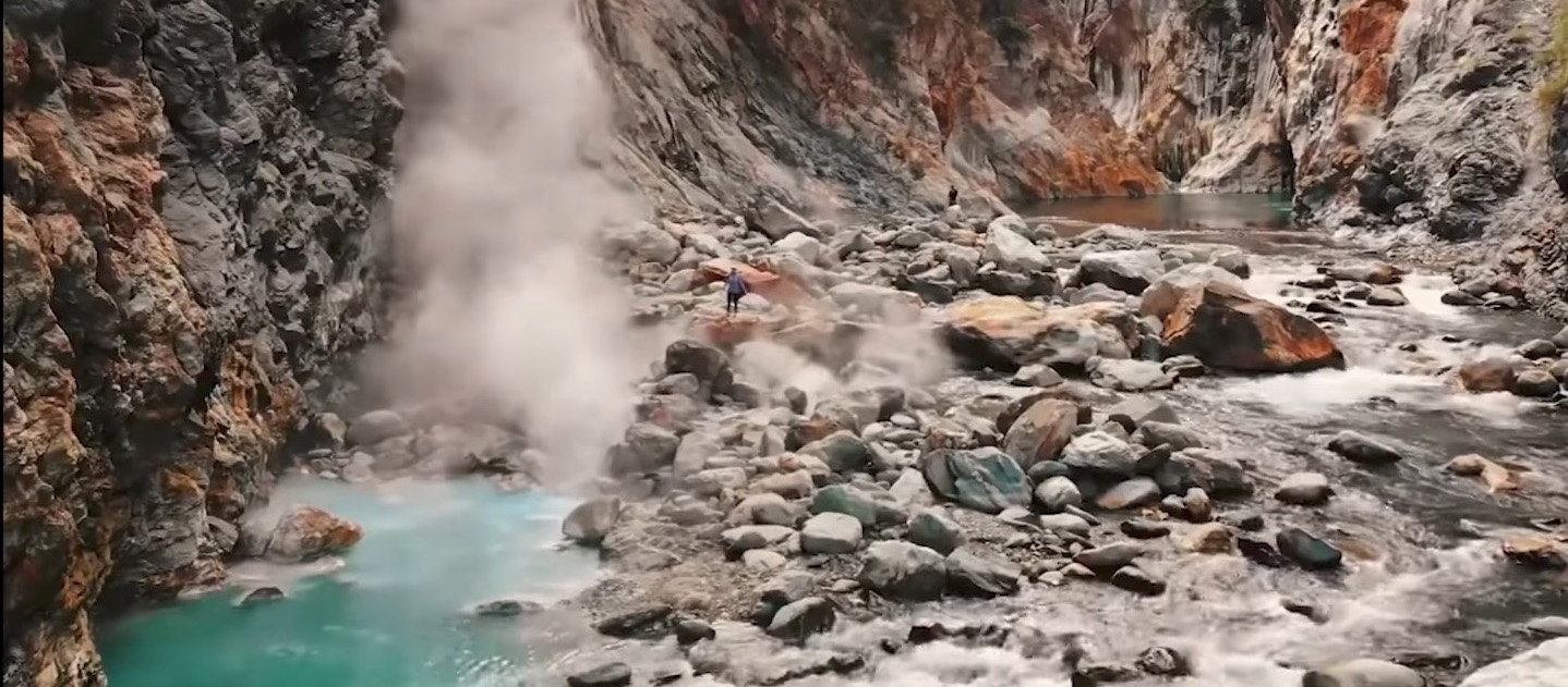 台東壯麗地熱谷－－「轆轆溫泉」：野溪溫泉裡的夢幻秘境（影片）