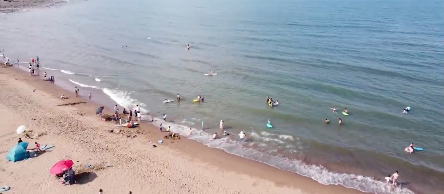 夏日消暑聖地推薦「金山中角灣」——原來衝浪這麼好玩！（影片）
