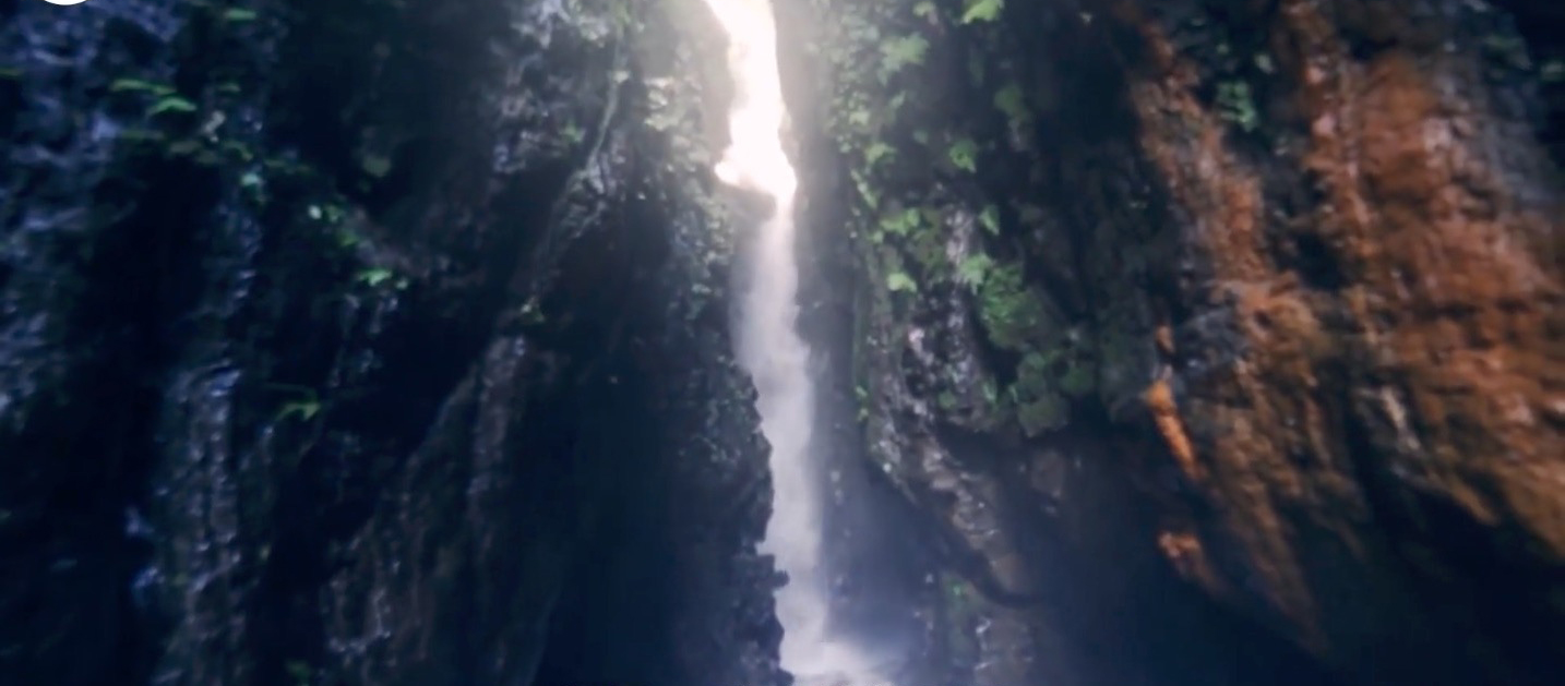 南投武界秘境之泉——「摩摩納爾瀑布」大自然的鬼斧神工，漸層色水域，冰涼湍急…（影片）