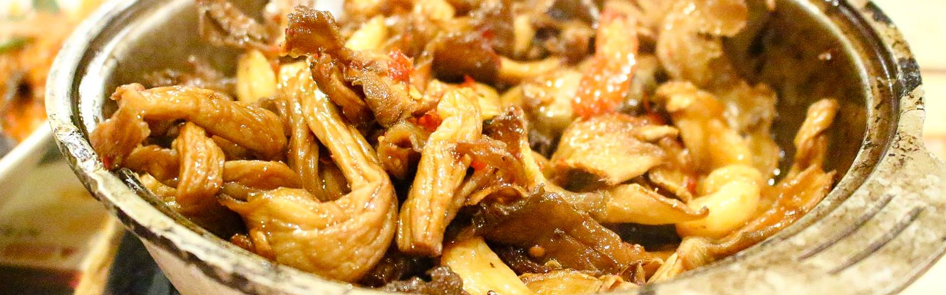 台中新社美食：菇菇部屋～菇菇大餐，還有辣得過癮的百菇泡菜