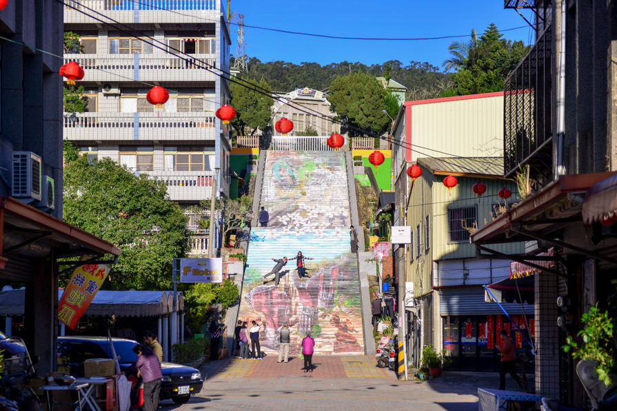 【苗栗三義．街頭創作】三義建中國小3D立體彩繪階梯，把石虎 龍騰斷橋 客家桐花都搬過來