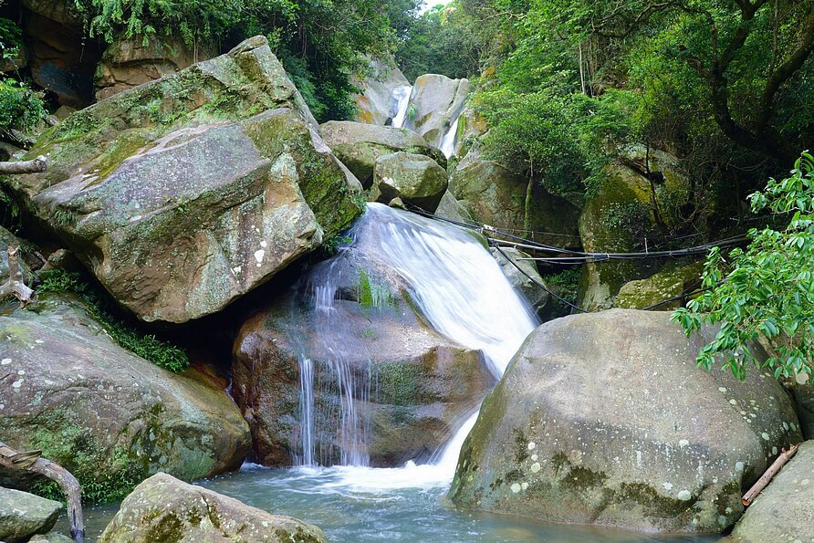 台北內湖・圓覺瀑布步道｜遠山近水，溪水潺潺的涼爽散步