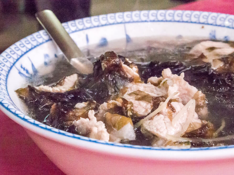 ​基隆．早餐｜孝三路的樸實無名店，一碗奇蹟份量的紫菜肉湯
