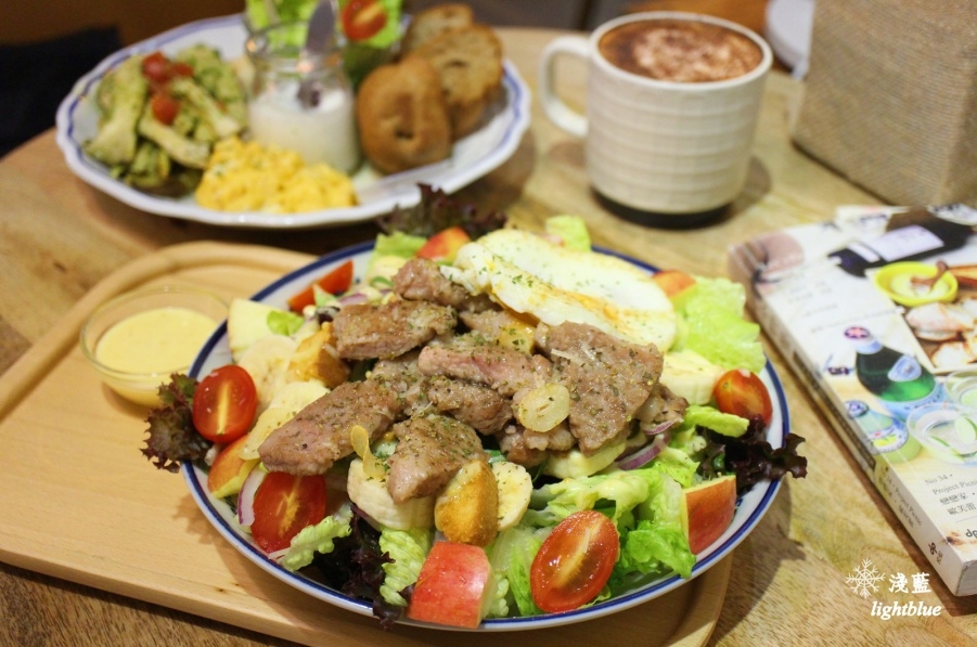 【中和美食】淺藍 × Moffee caf'e 默啡咖啡館～讓人滿足的豪華早午餐與溫沙拉