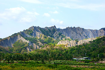 【台東景點】利吉惡地：荒涼嶙峋之中的東台灣地質國寶。