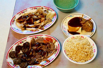 「長春街豬頭飯 」：隱身台南新營市場，連飯都用高湯煮，在地人推薦的古早滋味！