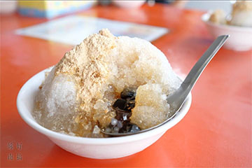 串起三代回憶的台南「六甲媽祖廟前剉冰」，還能加麵茶、楊桃汁一起吃！