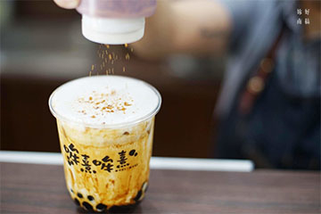 哞熹哞熹黑糖鮮奶，來台南西市場散步，能吃到黑糖粒的幸福美味