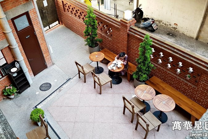 龍山寺旁的「艋舺星巴克」：紅磚、黑瓦，端杯咖啡品味萬華林家古宅的老台灣時光