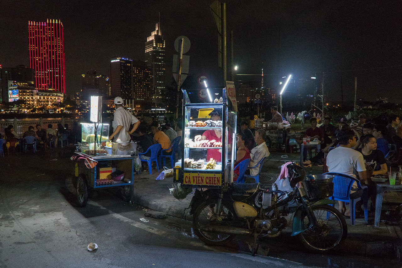 越南胡志明市｜不一樣的越南夜生活，西貢女孩騎車帶你吃透透！