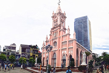 越南峴港｜峴港也有粉紅教堂「耶穌聖心主教座堂」，哥德式建築加上淺粉紅色