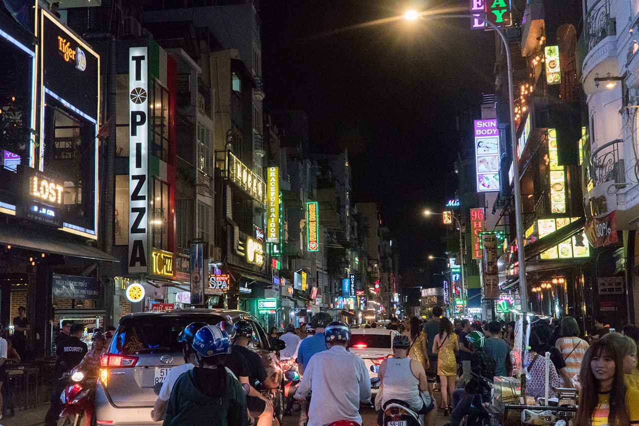 越南胡志明市｜越夜越瘋狂，四處皆酒吧的背包客天堂－－范五老街