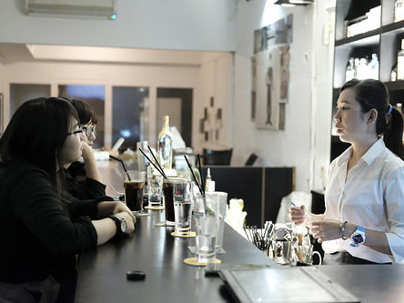 台南新美街「還在想」酒吧，輕鬆溫暖的人情味