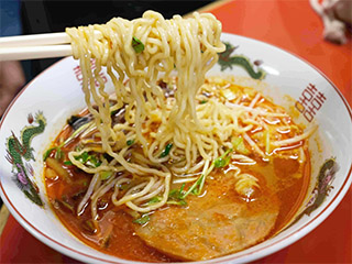 台南素食拉麵「太郎中華拉麵」：深夜食堂般場景，有著暖心的拉麵