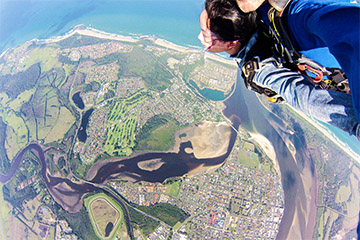 從 14000 英呎高空鳥瞰美麗的澳洲大地：澳洲拜倫灣高空跳傘