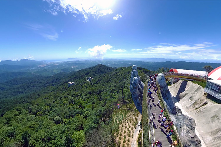 站在海拔 1400 公尺高的巨人之手上！越南巴拿山「黃金橋」
