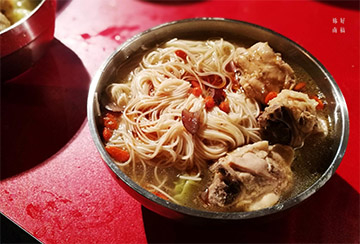 台南市北區的「Walking Su」藥膳麻油雞，一整年服務你的胃，記得要預定！