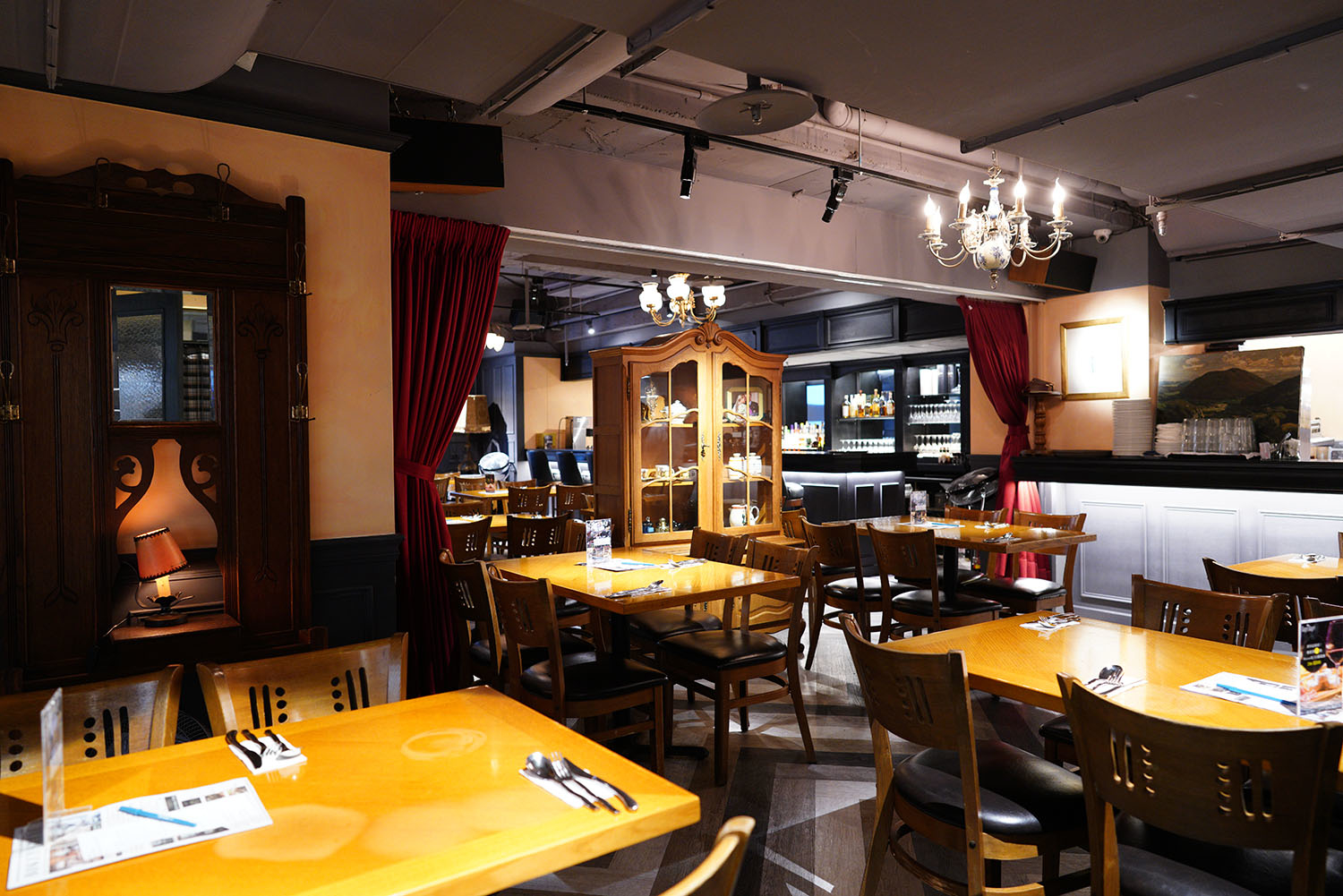走進紳士特務的英倫風餐廳，松江南京「Bagel Bagel Cafe Bar」約會去