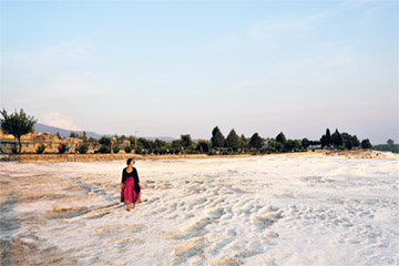 走在雪裡的夏天，白色的溫泉勝地：土耳其棉堡 Pamukkale 