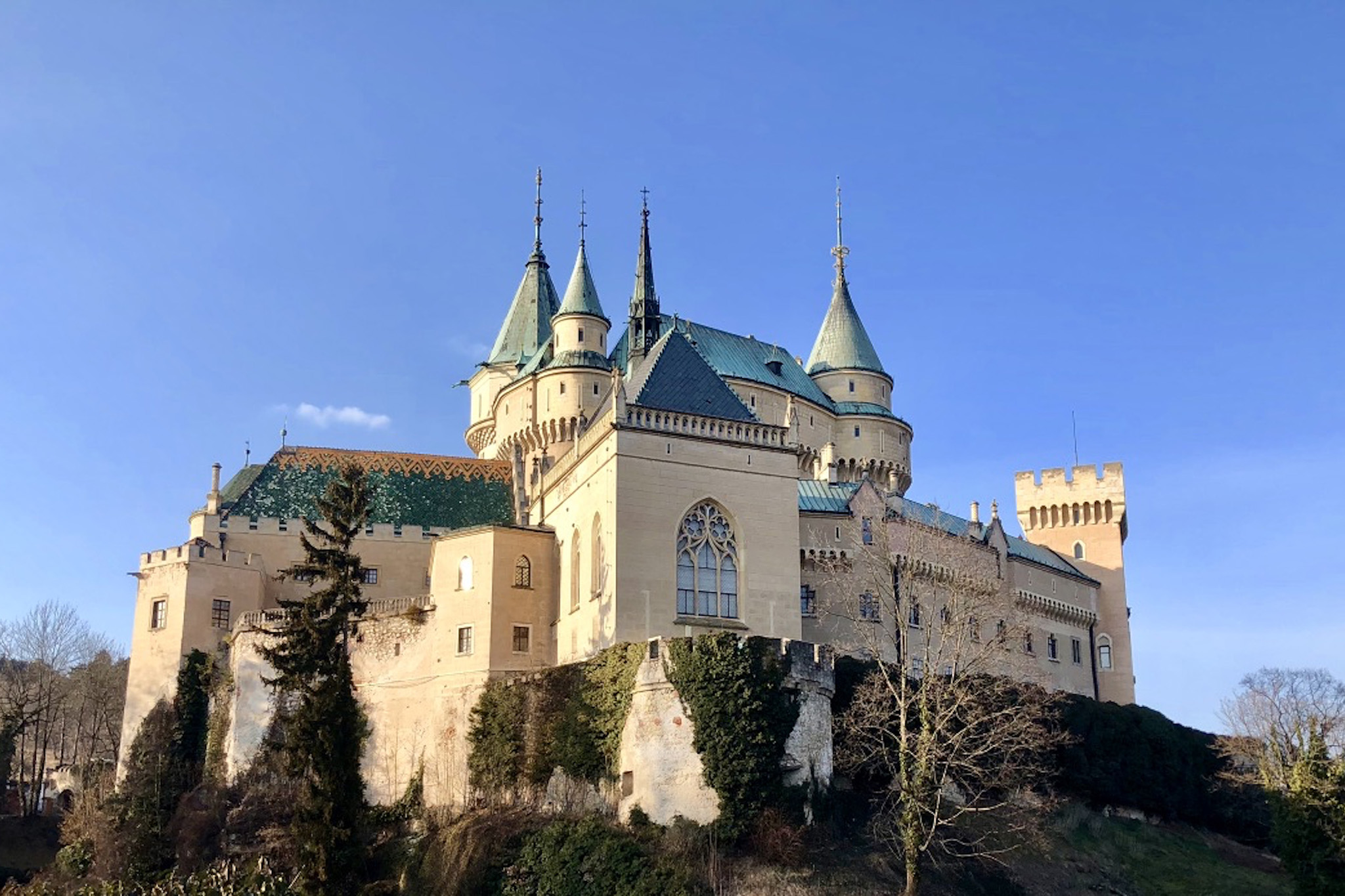 窺探中古世紀的浪漫，童話場景般的建築：「波耶尼切城堡 Bojnice Castle」