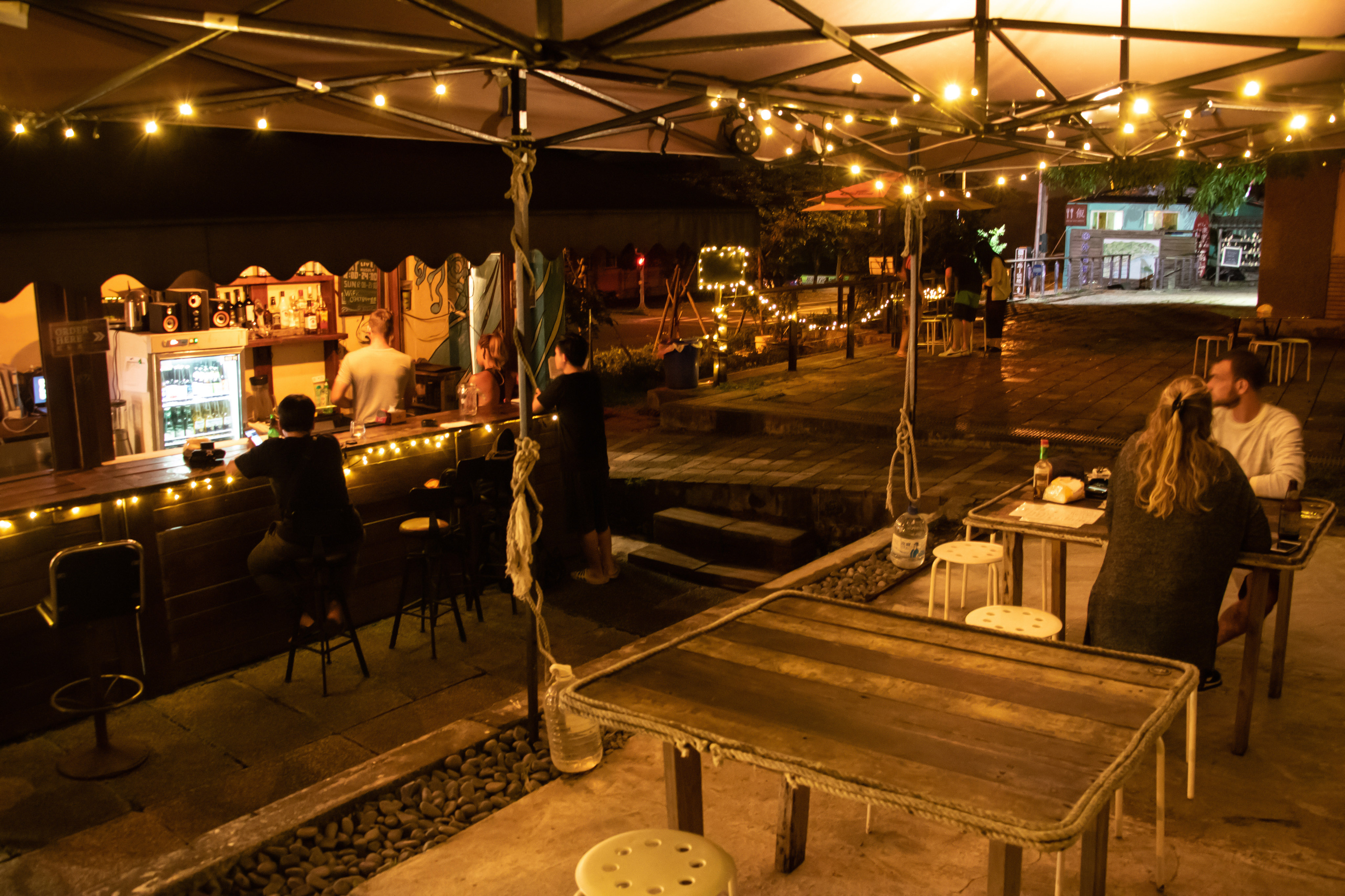 「漂流者外澳披薩吧」：宜蘭外澳沙灘旁，有樂團、披薩、二樓露天的酒吧