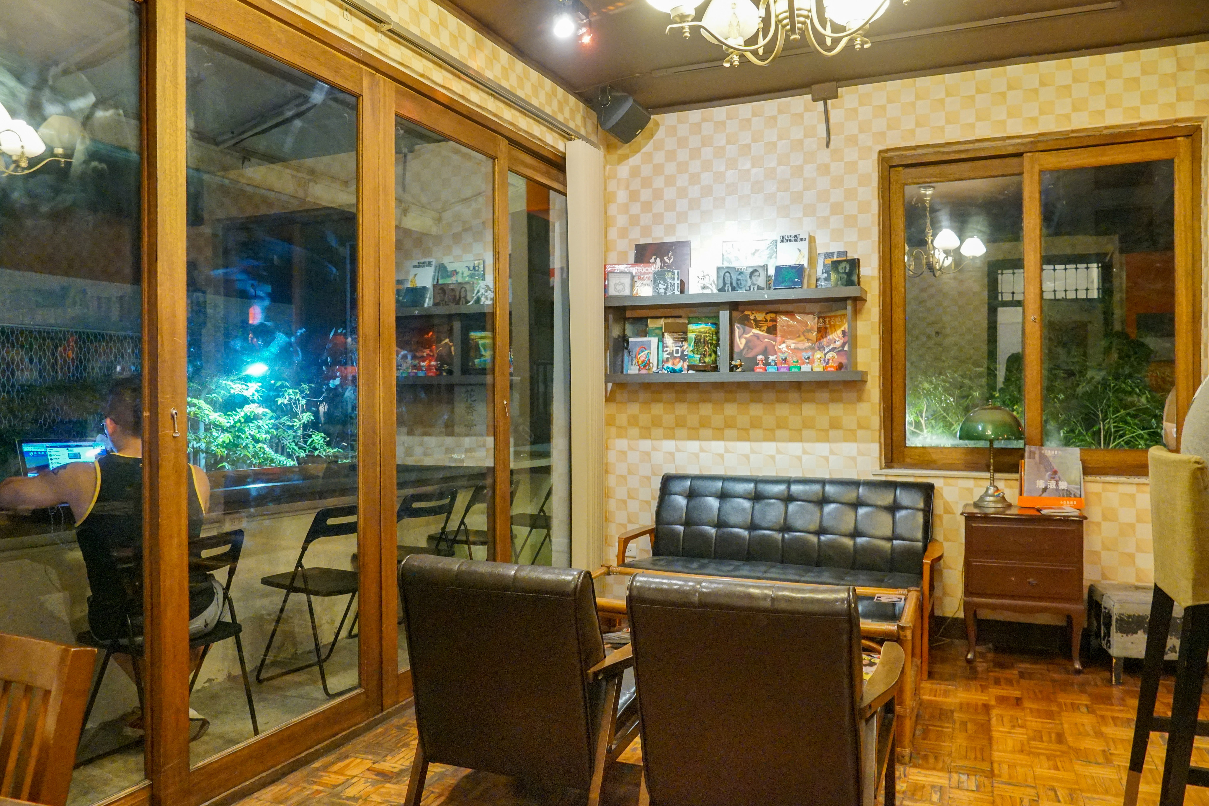 【台北東區】深夜的老宅咖啡廳 homey’s cafe，有豐富藏書與滿滿插座