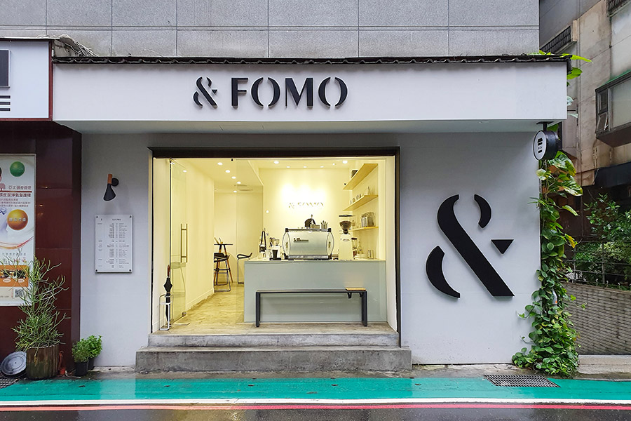 【台北東區】巷弄內的黑白設計質感外帶咖啡廳 Fomo cafe，還有好甜點