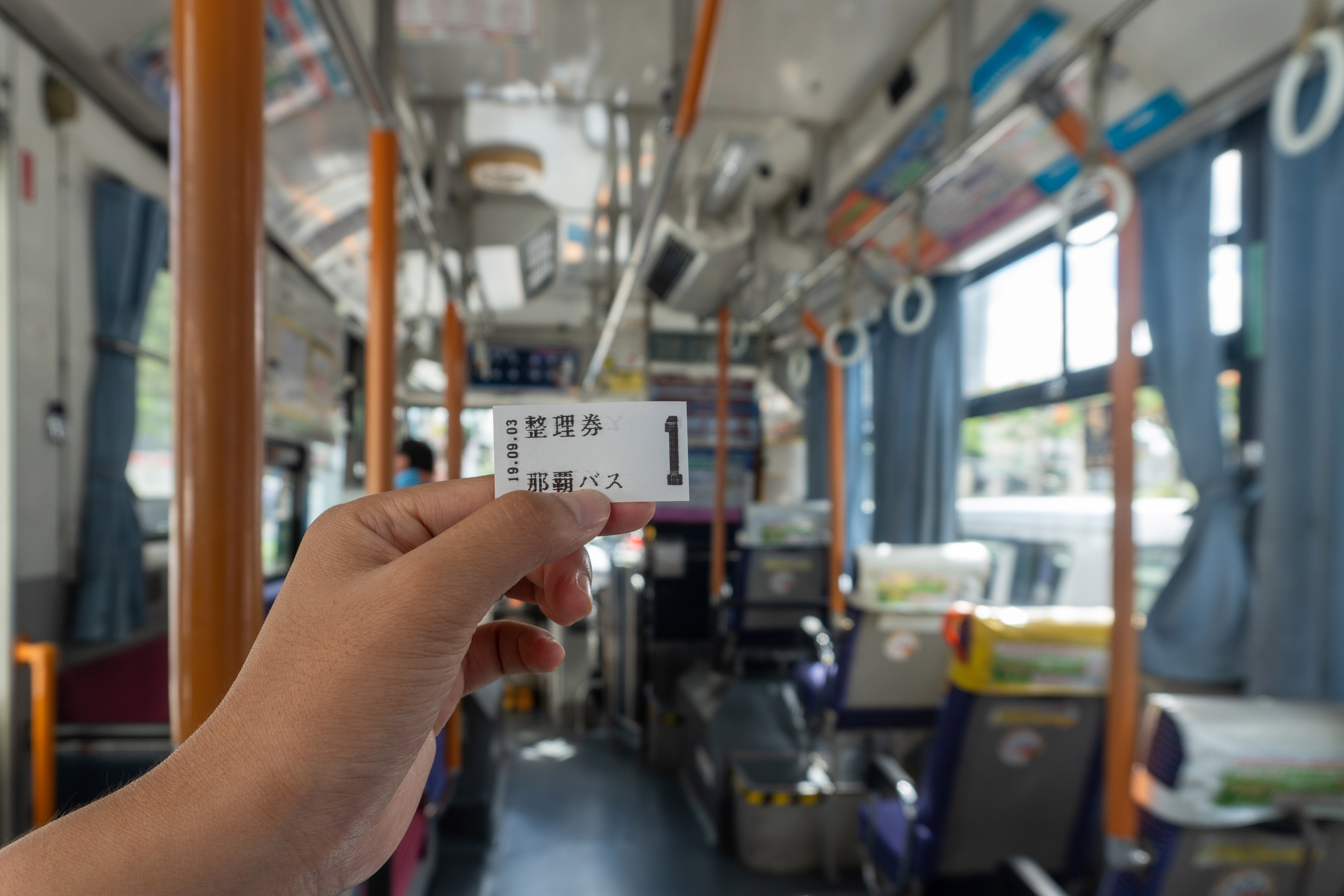 不開車也能暢遊沖繩市區！單軌列車與公車搭乘攻略，走逛首里城、國際通