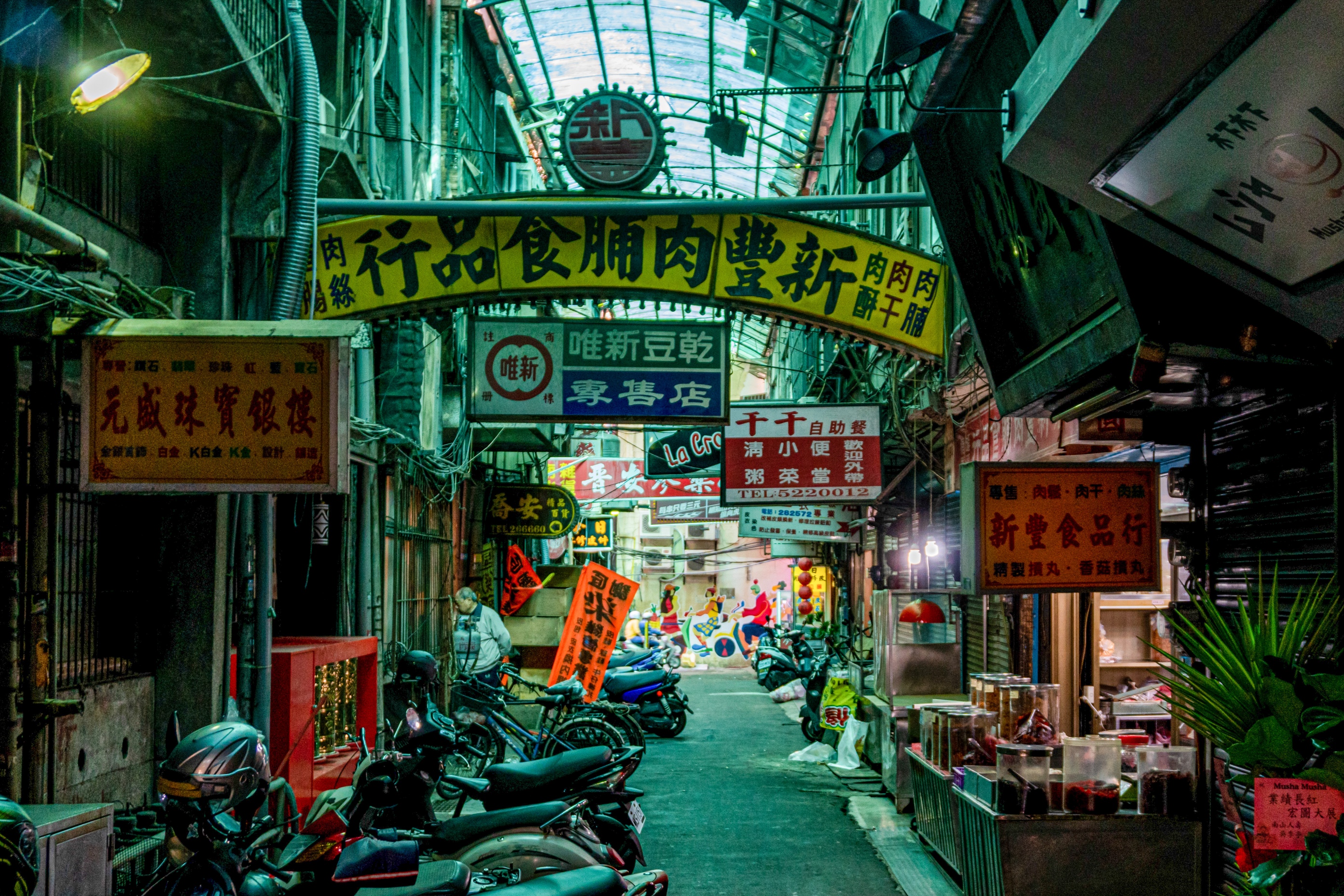 新竹・東門市場｜走逛市場裡的新浪潮，交錯白天黑夜的百年風景