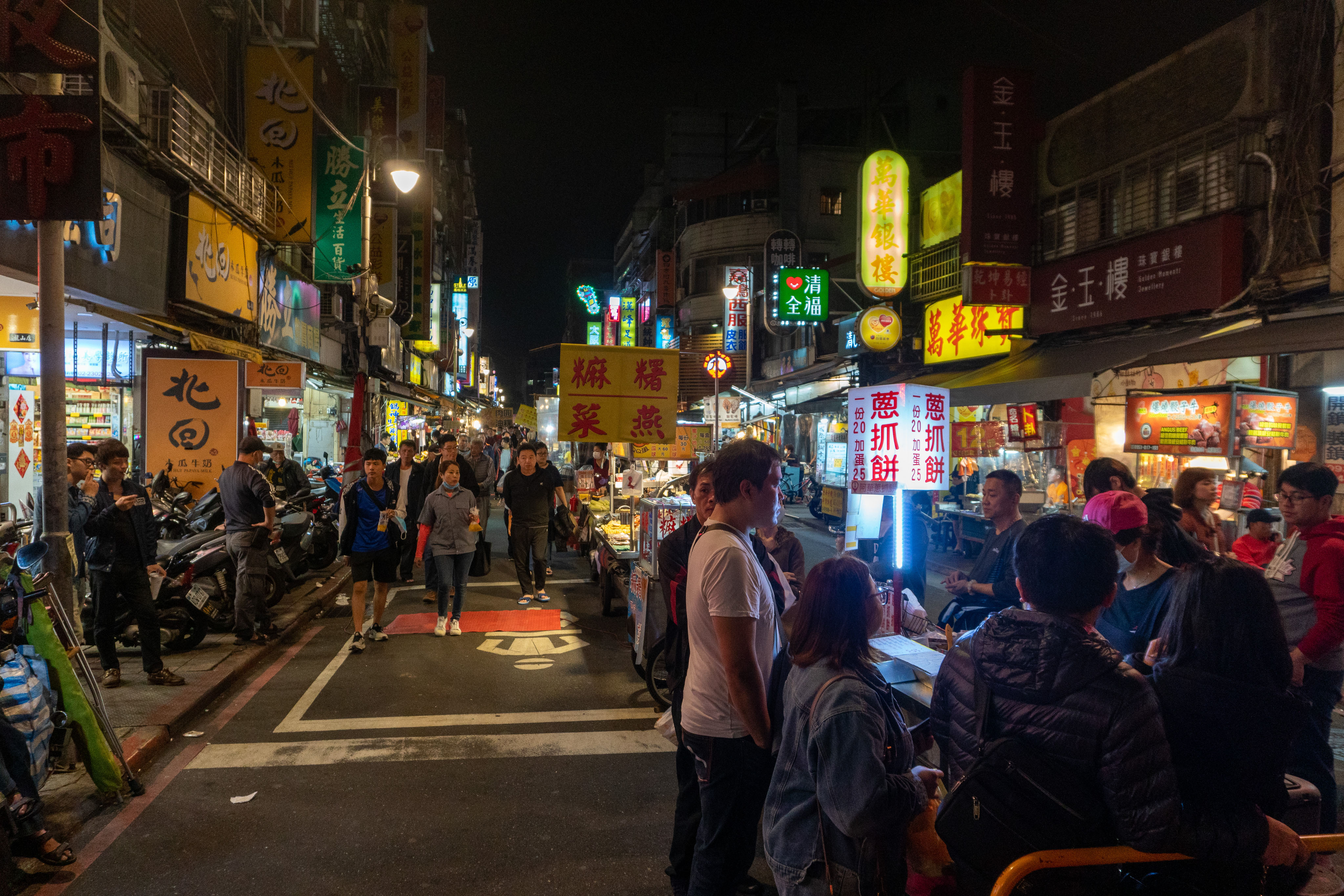 台北・龍山寺｜顛覆味蕾想像的「萬華夜市」，台北超銅板旗魚黑輪、蔥抓餅就在這！
