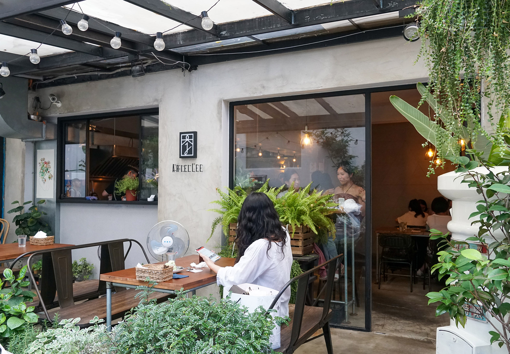 【台北東區】花草環繞的東區秘密咖啡廳：李氏 café