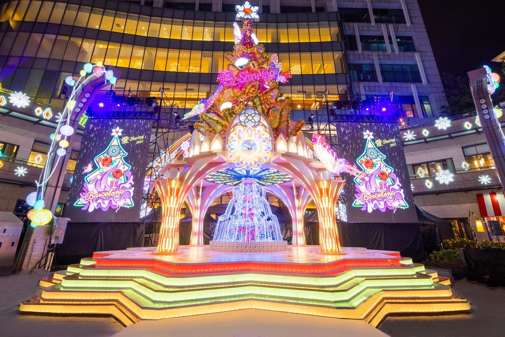 統一時代百貨夢廣場化身巴賽隆納過聖誕！燈光秀、星巴克小屋還有精彩演出