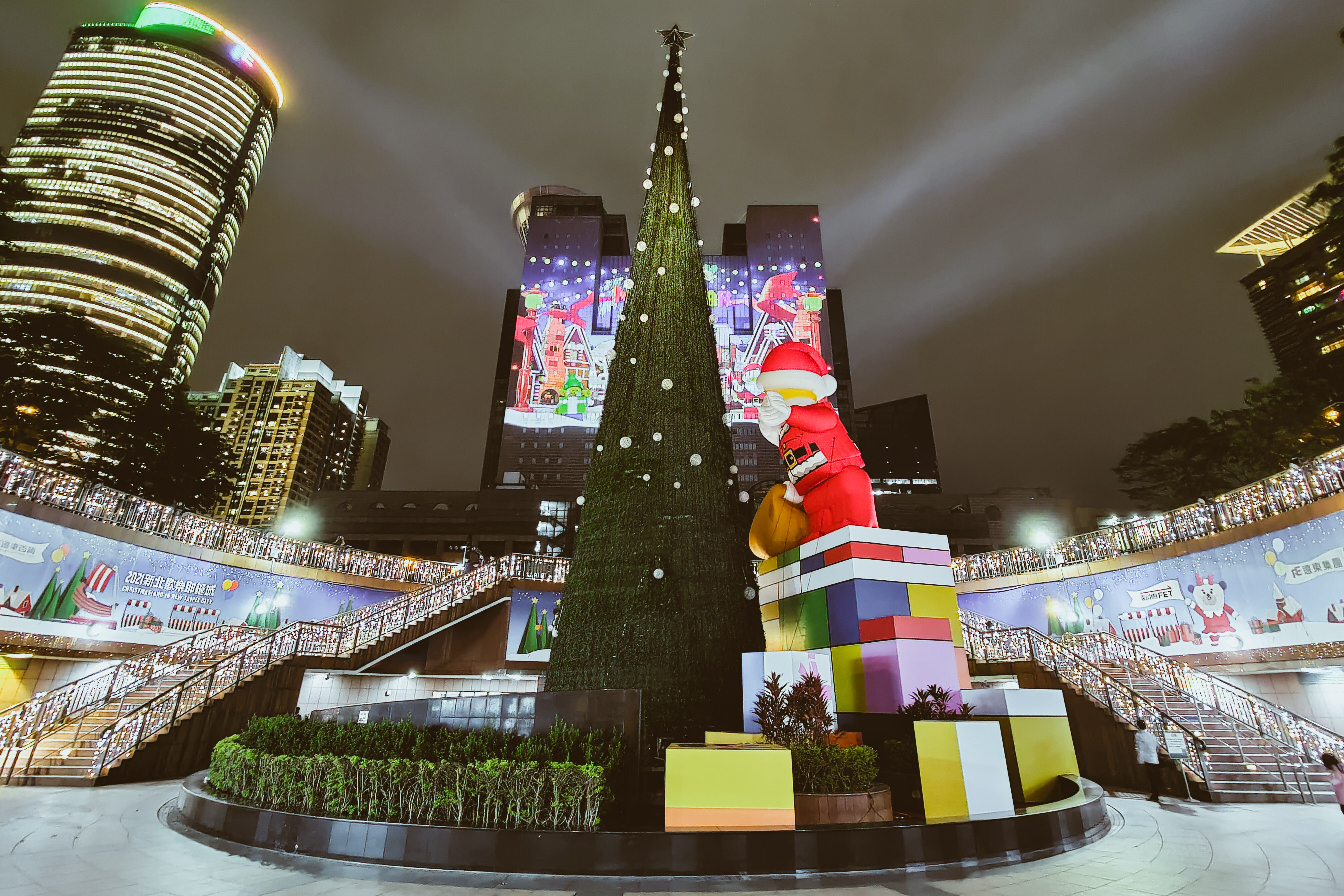 2021 板橋新北耶誕城攻略：全台最大 LEGO 耶誕老人，樂高陪你浪漫約會、光廊打卡拍美照！