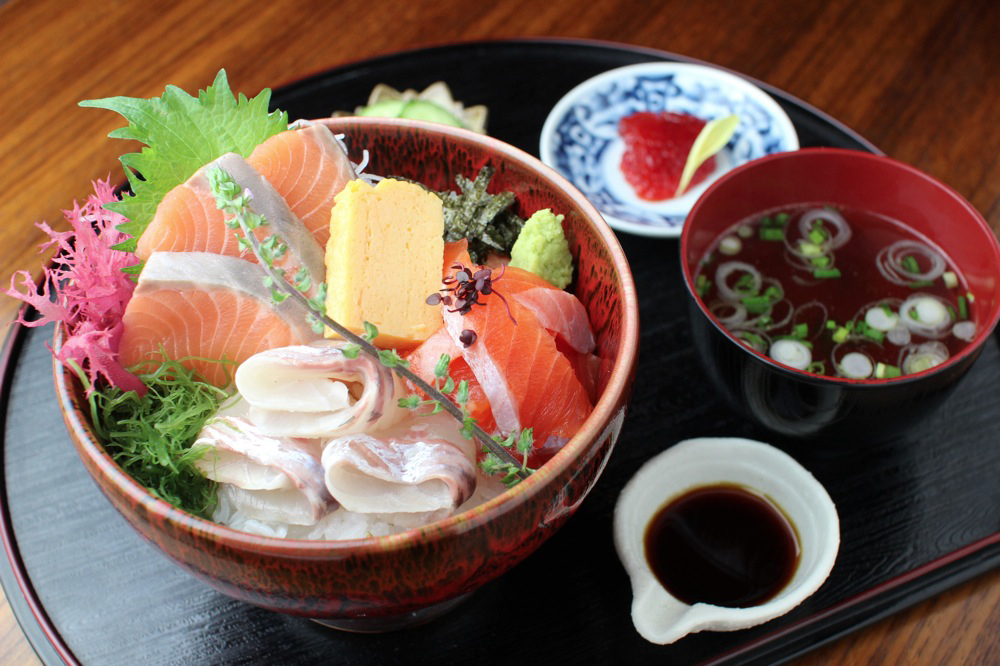  推薦給鮭魚迷的東京美食踩線之旅！奢華鮭魚拉麵、肥美鮭魚丼